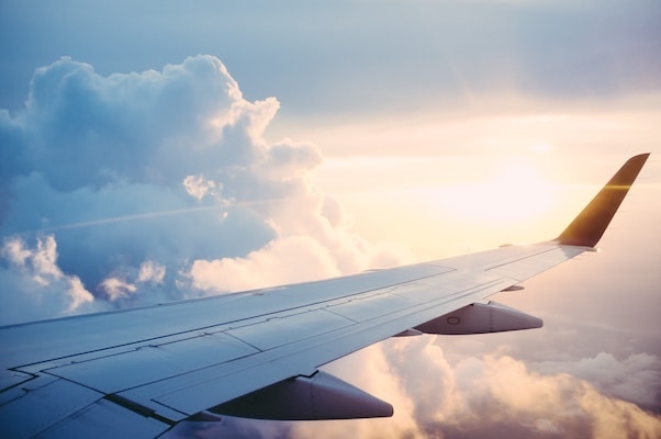 View of the horizion from the inside of a plane.